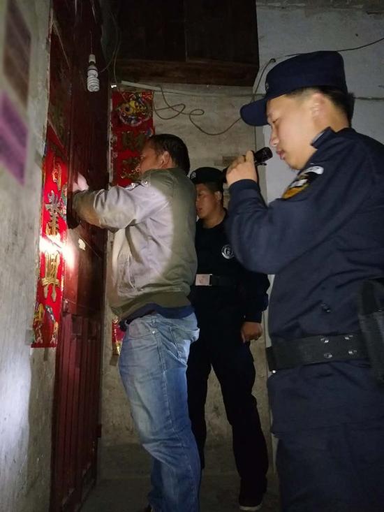 麻江县粗心妈妈误将幼女锁家中 